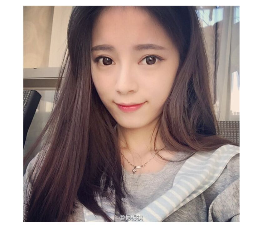 Pétillante jeune fille asiatique gourmande